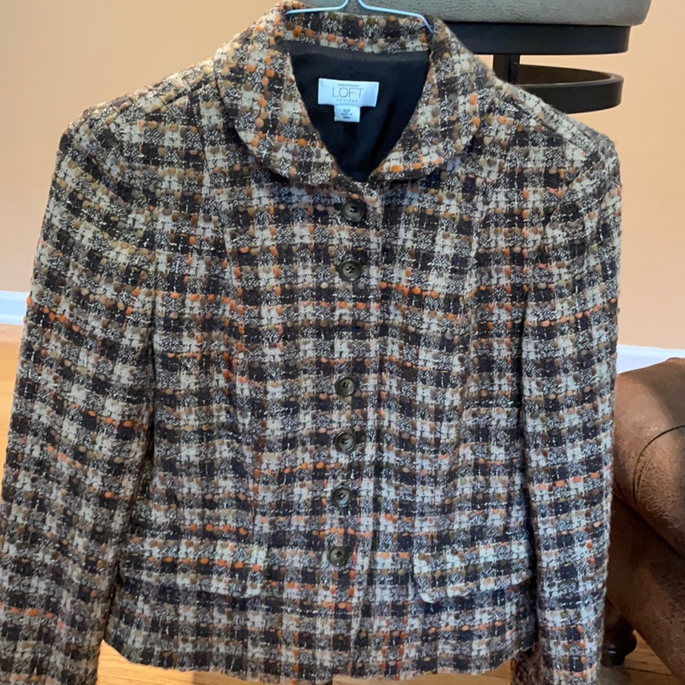 LIKE NEW! Beautiful 7 button ladies blazer. Size 10P